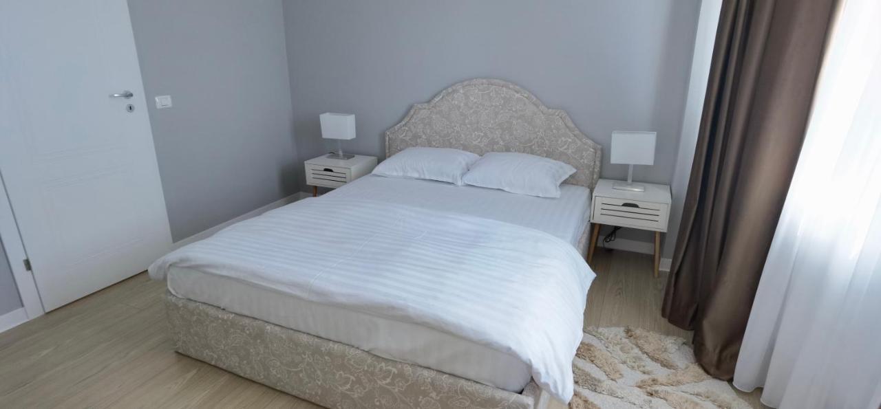 Em02- Apartament 2 Camere Luxury Targu Jiu Bagian luar foto