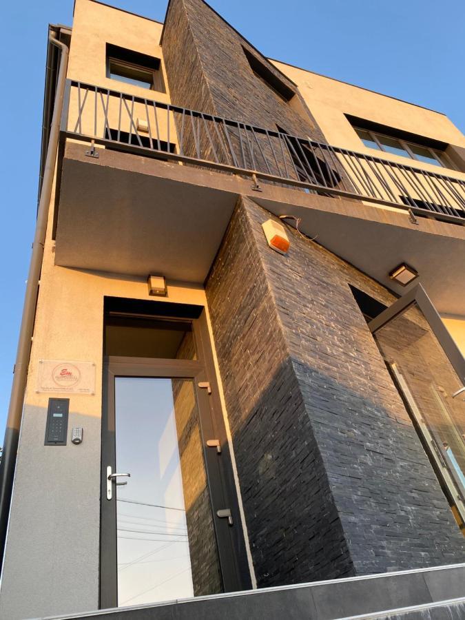 Em02- Apartament 2 Camere Luxury Targu Jiu Bagian luar foto